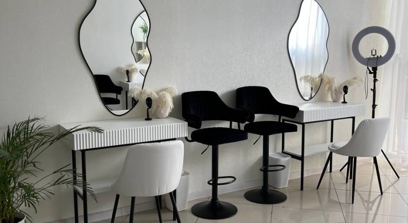 Аренда фотостудии ТЕРРИТОРИЯ СЧАСТЬЯ Зал Гримерка одно место В Омске | Фото 