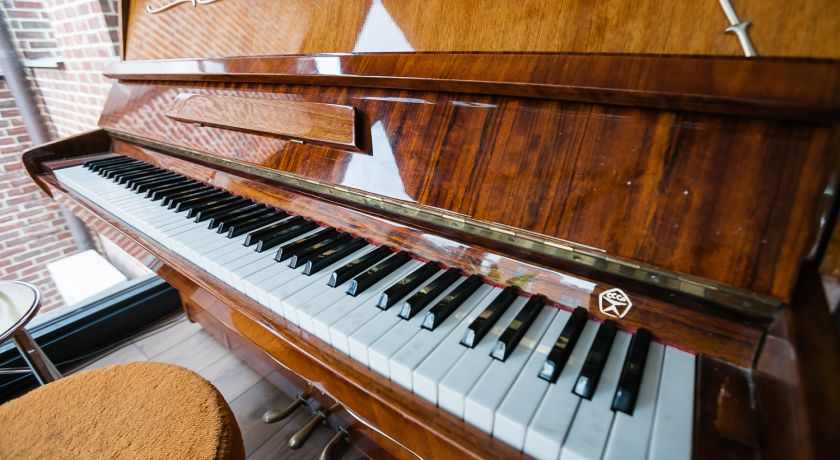 Аренда фотостудии Киностудия ТvоёКино Зал Комната с пианино в Москве | Фото 