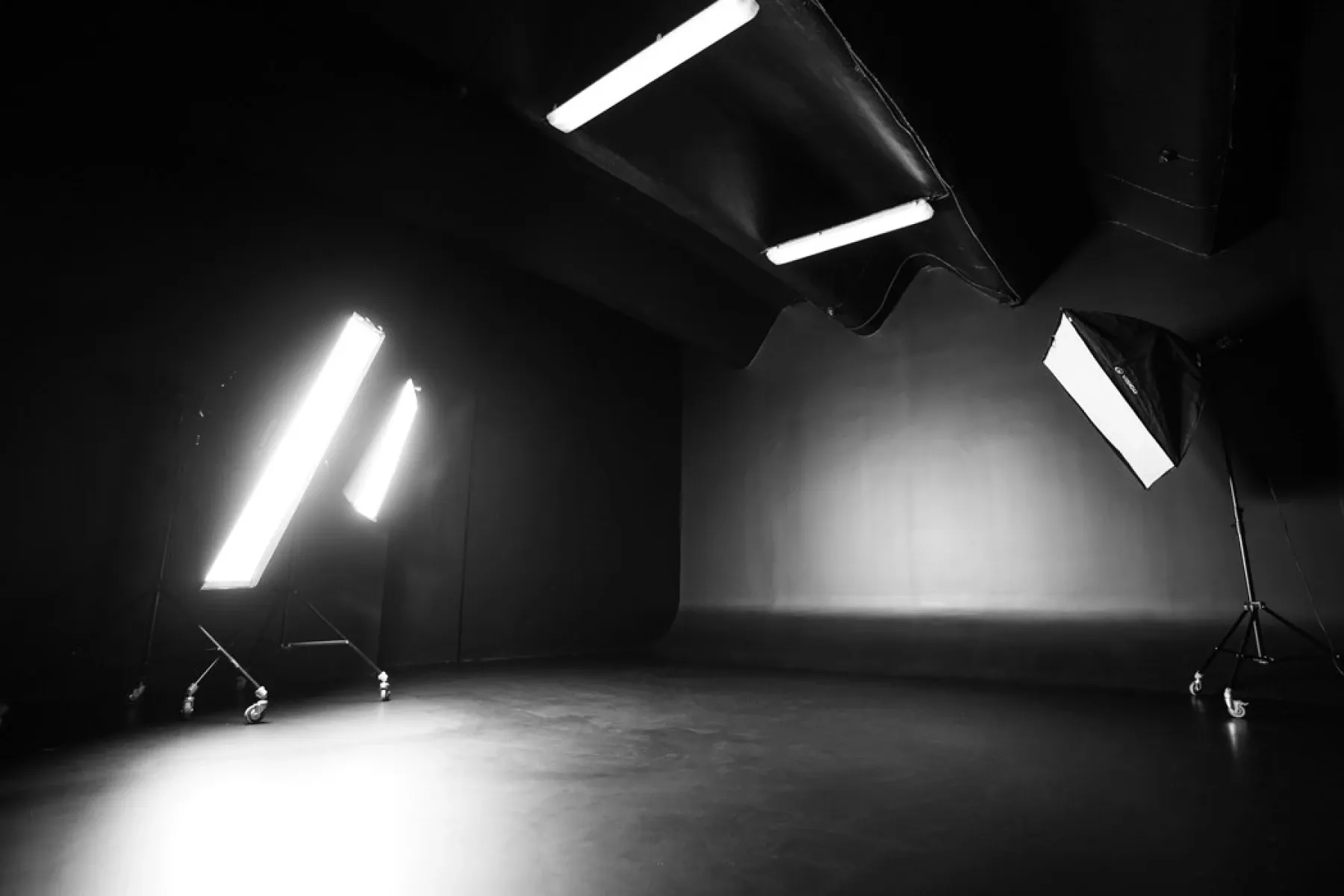 Аренда фотостудии Soulmate Place Зал ЧЕРНАЯ ЦИКЛОРАМА  в Санкт-Петербурге | Фото 