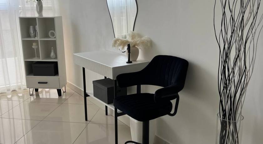 Аренда фотостудии ТЕРРИТОРИЯ СЧАСТЬЯ Зал Гримерка одно место В Омске | Фото 