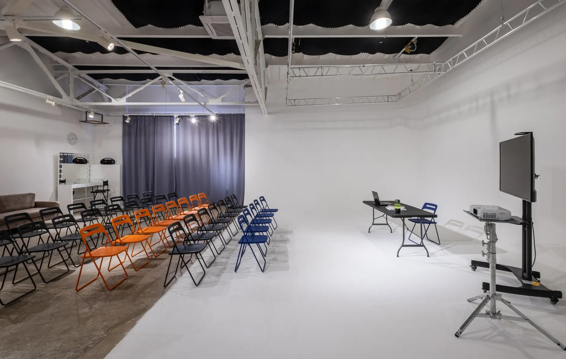 Аренда фотостудии MAYAK 1.0 Зал 130  в Москве | Фото 