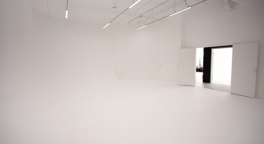 Аренда фотостудии Soulmate Place Зал БЕЛАЯ ЦИКЛОРАМА  в Санкт-Петербурге | Фото 