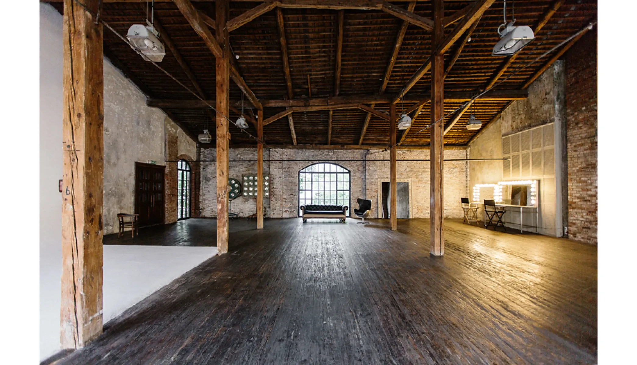 Аренда фотостудии White Хохловка Зал 250  в Москве | Фото 