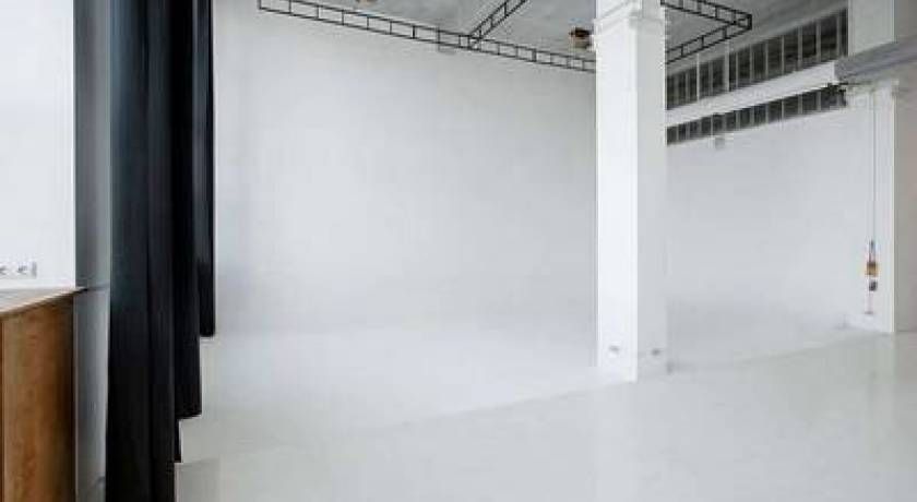 Аренда фотостудии QWEEX CAMPUS Зал BLANC в Москве | Фото 