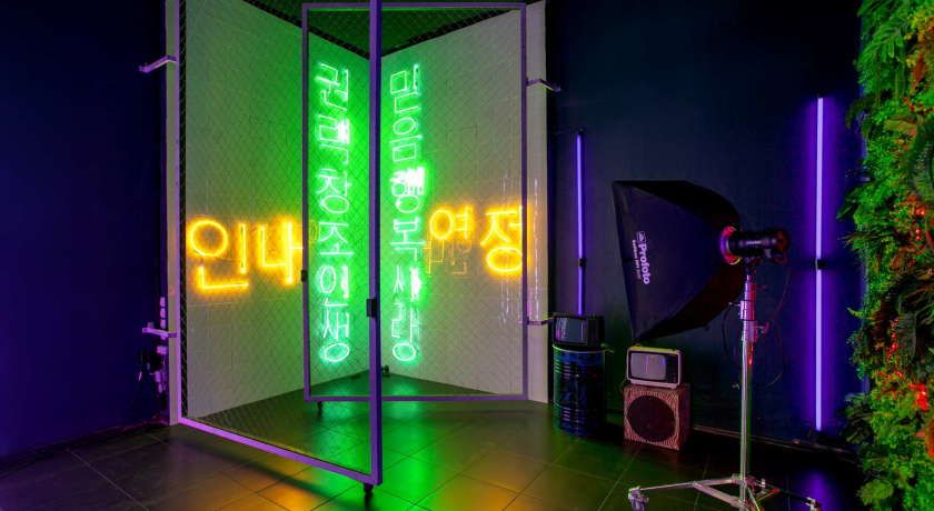 Аренда фотостудии WE CAMPUS (QWEEX) Зал NEON  в Москве | Фото 