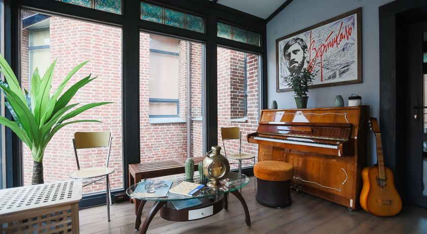 Аренда фотостудии Киностудия ТvоёКино Зал Комната с пианино в Москве | Фото 