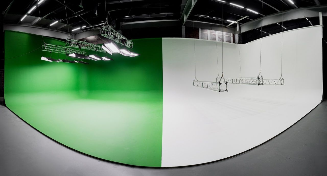 Аренда фотостудии Studio 3XL Зал Белая и зеленая циклорама, хромакей в Москве | Фото 