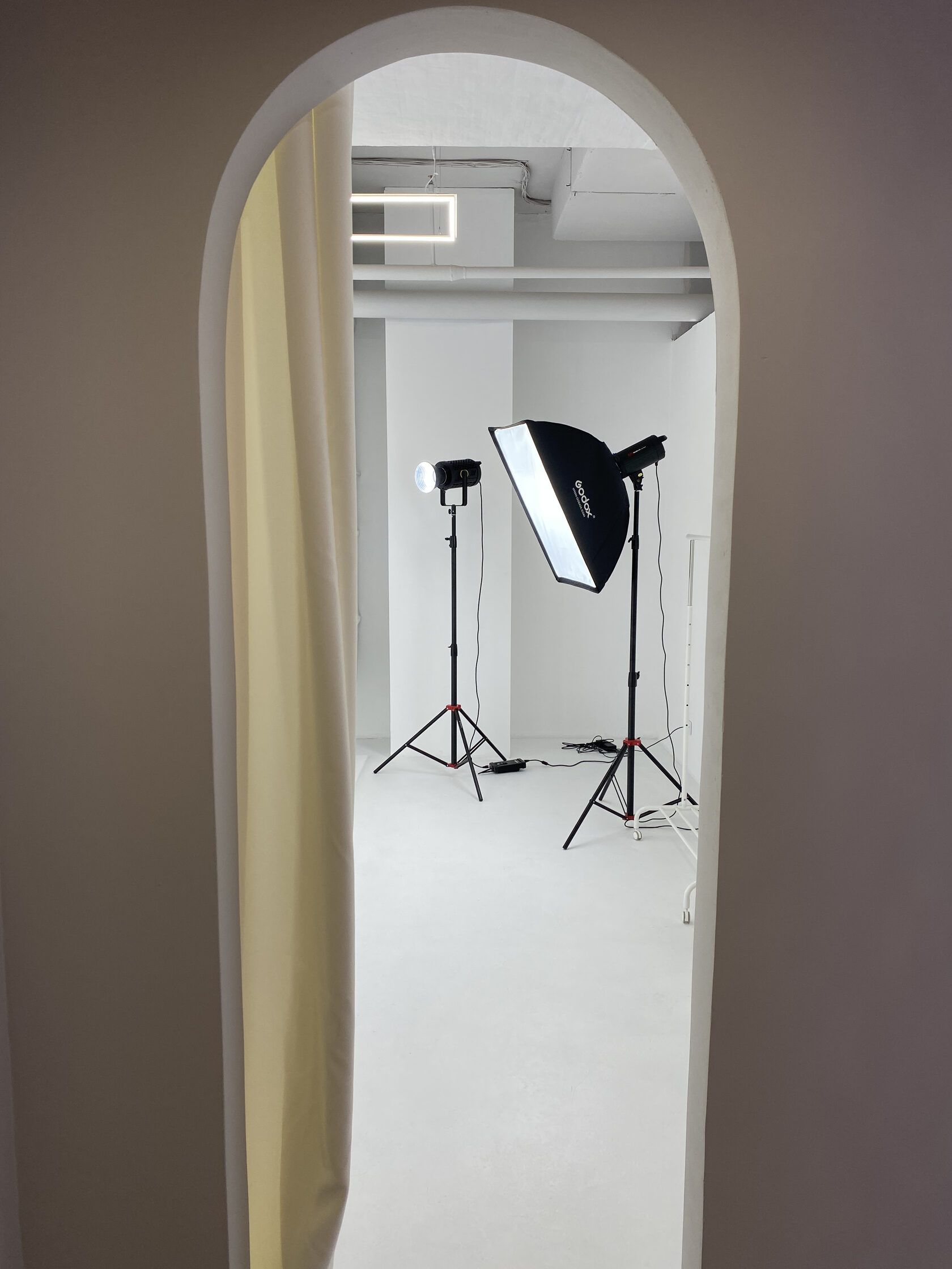 Аренда фотостудии YourStories Зал Циклорама в Екатеринбурге | Фото 