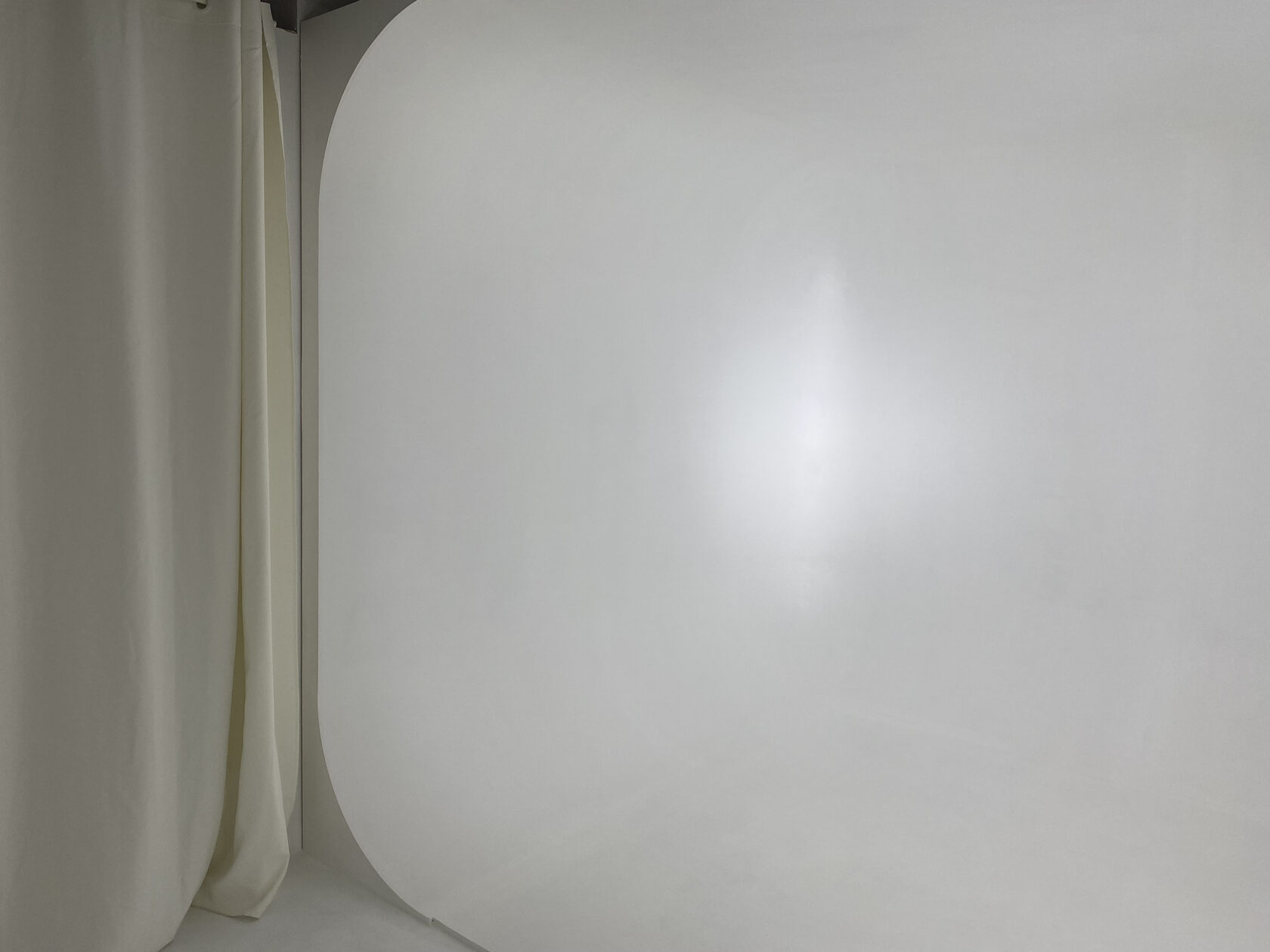 Аренда фотостудии YourStories Зал Циклорама в Екатеринбурге | Фото 