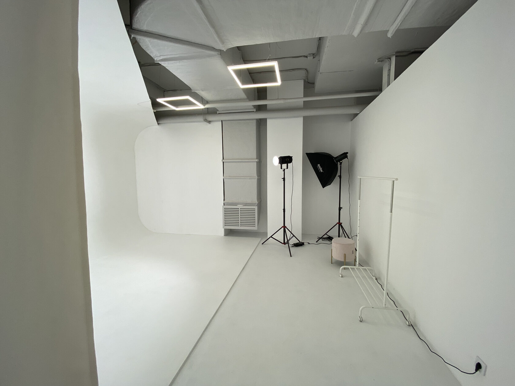 Аренда фотостудии YourStories Зал Циклорама в Екатеринбурге | Фото 