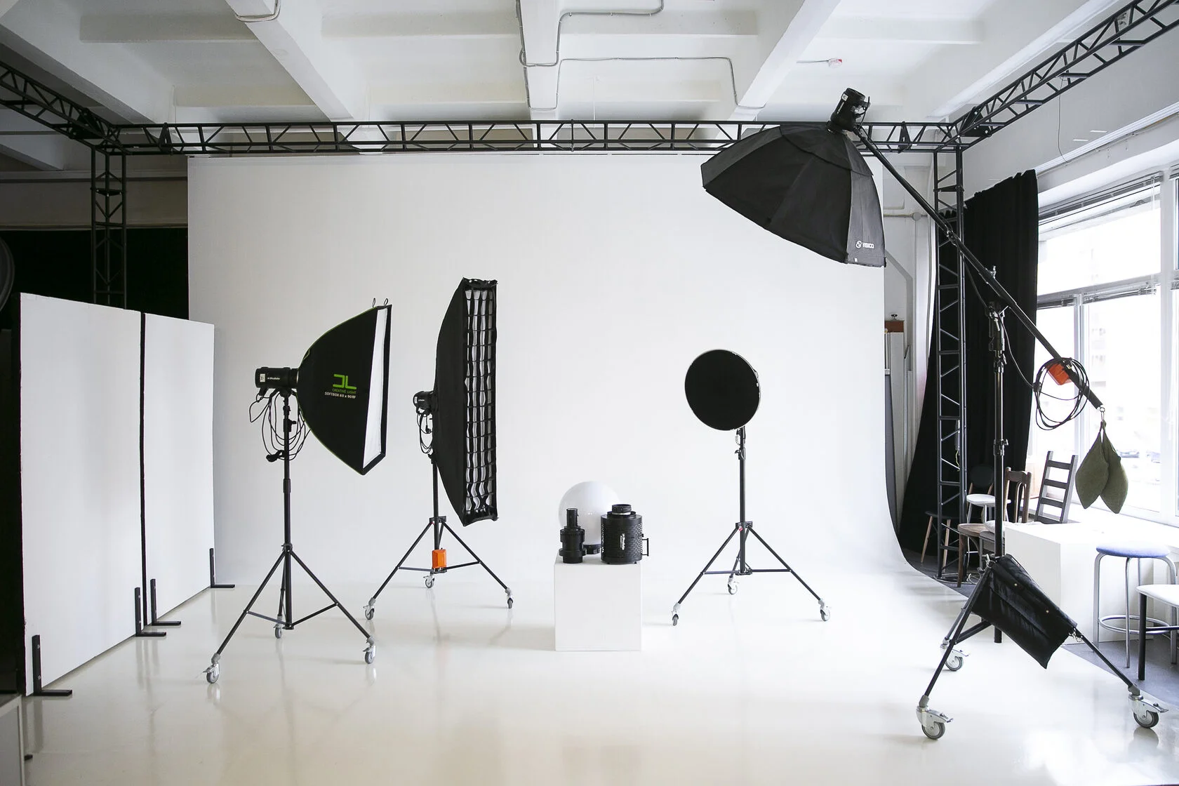 Аренда фотостудии  APERTURA фото-видео студия c аквазоной Зал Основной в Санкт-Петербурге | Фото 