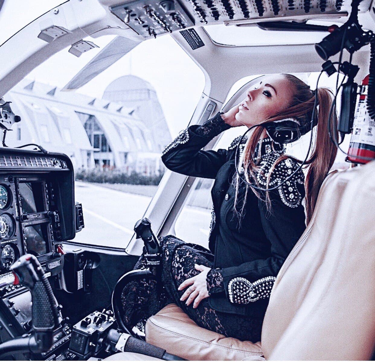 Аренда фотостудии Private Jet Studio Зал  Вертолет Bell 407 (черный) (локация Новорижское шоссе) в Москве | Фото 