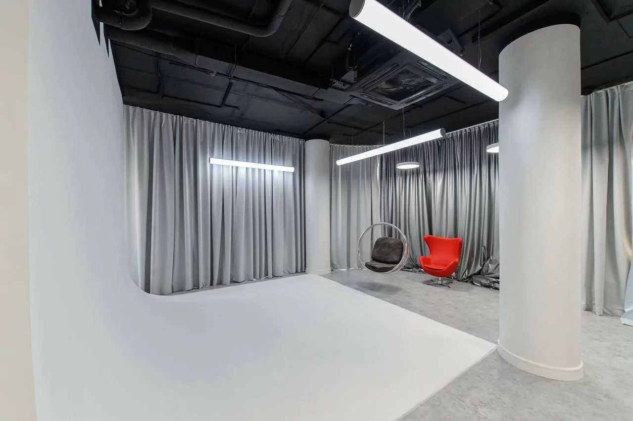 Аренда фотостудии Rosso Зал ЦИКЛОРАМА в Екатеринбурге | Фото 