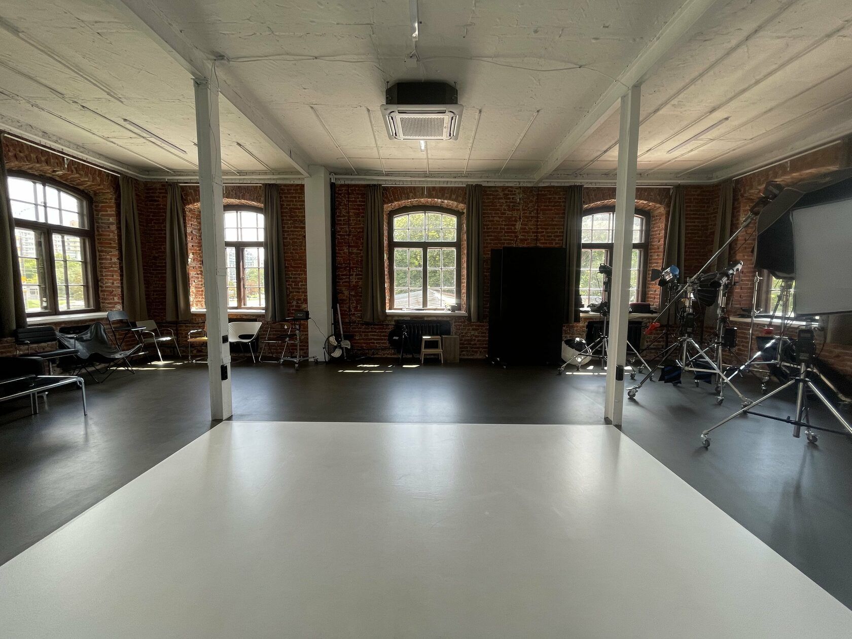 Аренда фотостудии ZARNICA STUDIO Зал Новый Зал в Минске | Фото 