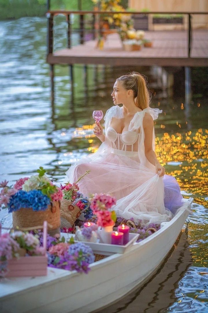 Аренда фотостудии Зоофотостудия Зал Лодка с цветами в Москве | Фото 